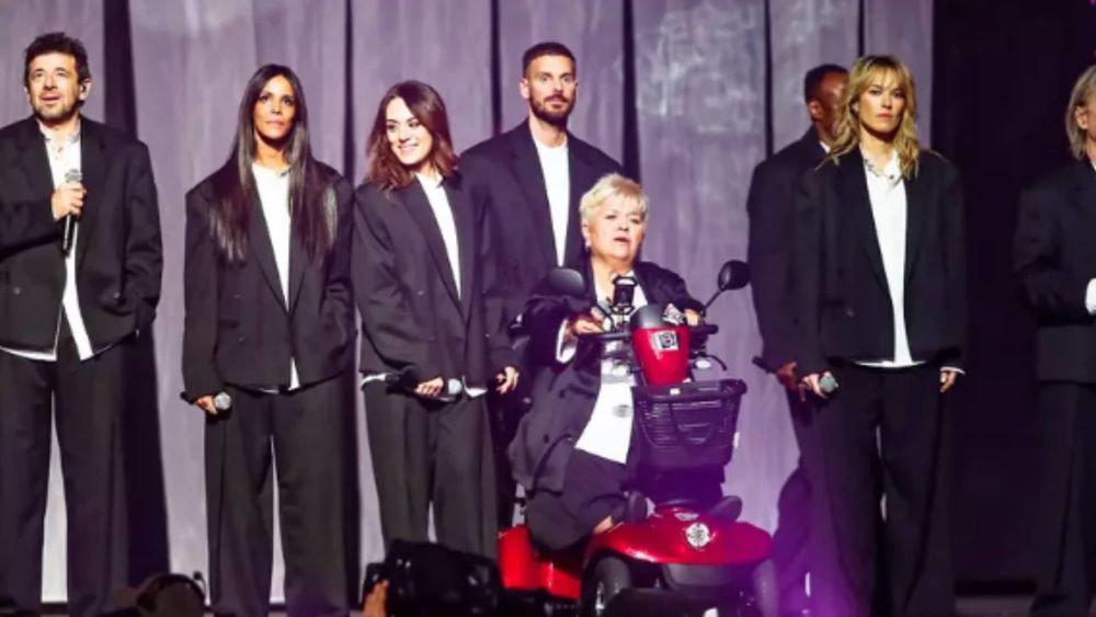 Les Enfoirés 2025 : on sait pourquoi Mimie Mathy est apparue en fauteuil roulant lors du concert !