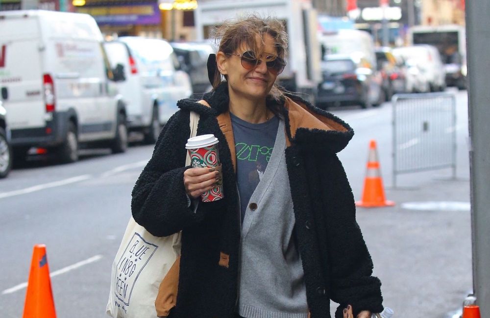 « Wrong Jacket Theory » : Katie Holmes icône parfaite de la tendance du fashion faux pas ?
