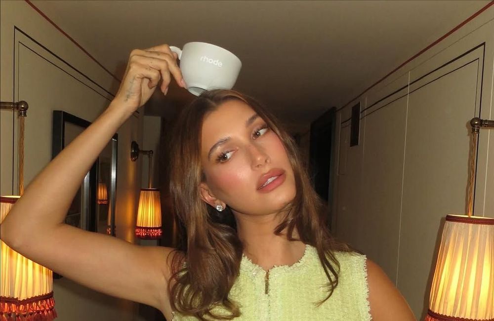 Effet « messy » et mèches qui encadrent le visage : Hailey Bieber revisite ce chignon iconique des années 90