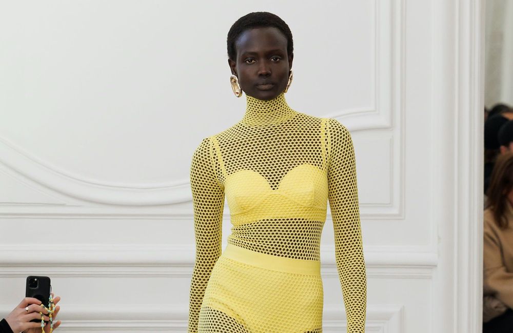 Longtemps oubliée, la robe en résille fait son grand retour au défilé Givenchy