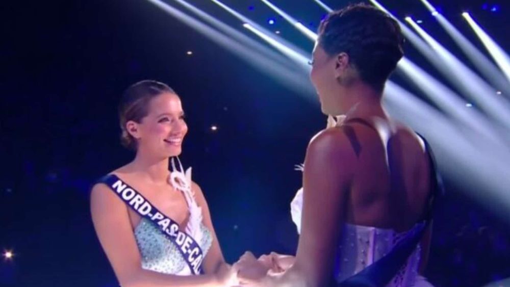 "Elle a fait une erreur" : Sabah Aïb (Miss Nord-Pas-de-Calais) s'explique après les propos polémiques de sa petite soeur sur Miss France 2025