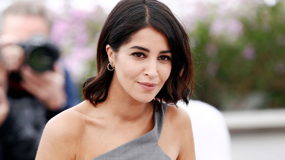 Leïla Bekhti « Ça devient gênant » : son mari l’acteur Tahar Rahim « se prend » pour un célèbre chanteur français