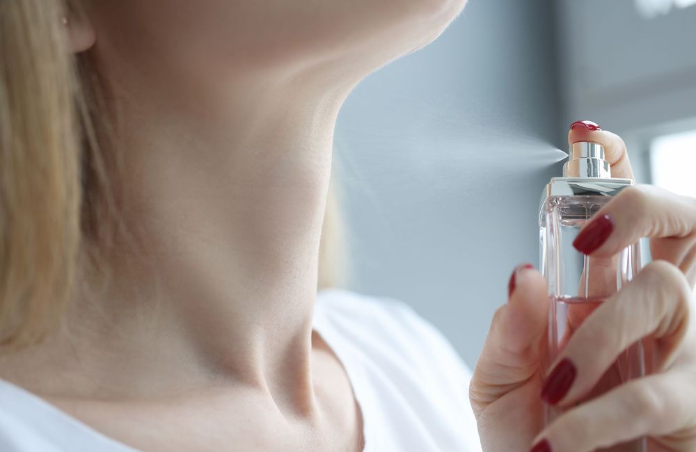 Voici pourquoi il est déconseillé de parfumer son cou