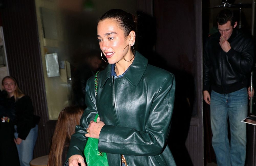 En total look denim, Dua Lipa confirme la tendance des bottes de yéti pour son passage à Paris