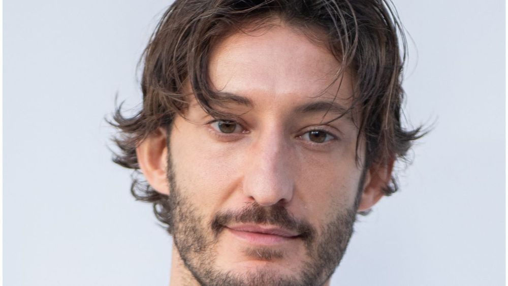 Pierre Niney face au Papotin : confidences inattendues sur sa vie de couple et sa sexualité, "Pas gay mais..."