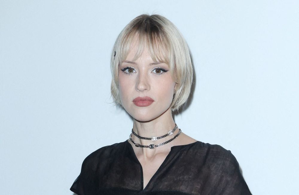 Angèle détourne avec style cet accessoire mode typiquement français