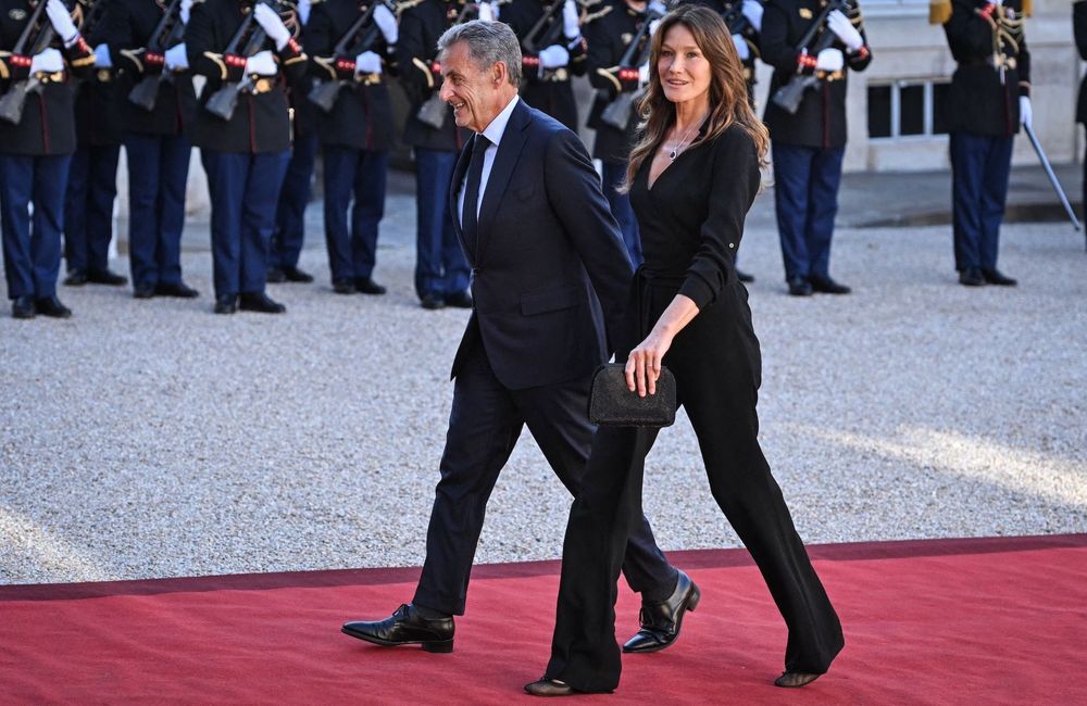 Carla Bruni à l’Elysée : elle remet la combinaison noire au summum du chic
