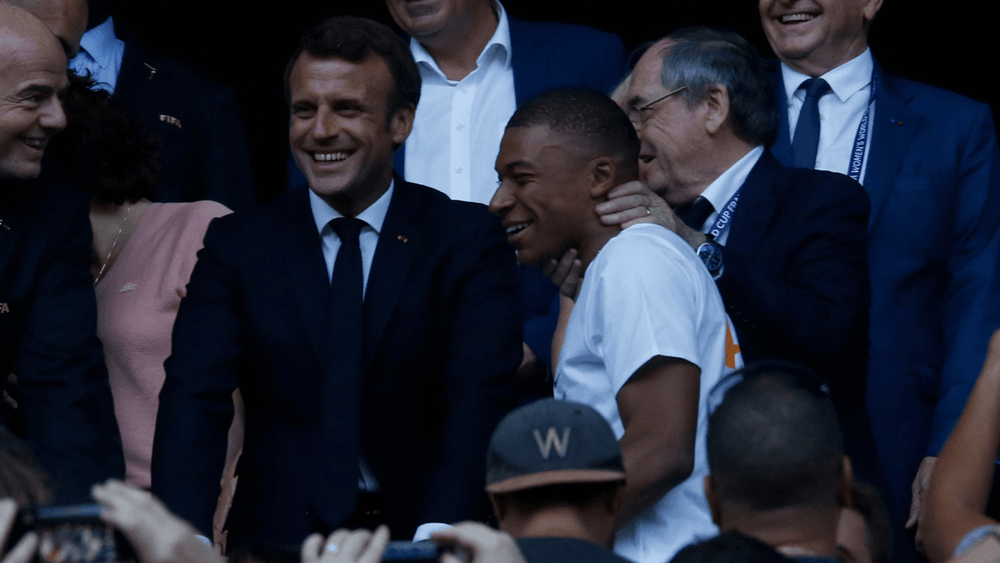 Kylian Mbappé “un objet politique” d’Emmanuel Macron ? Révélations inattendues d’un célèbre journaliste