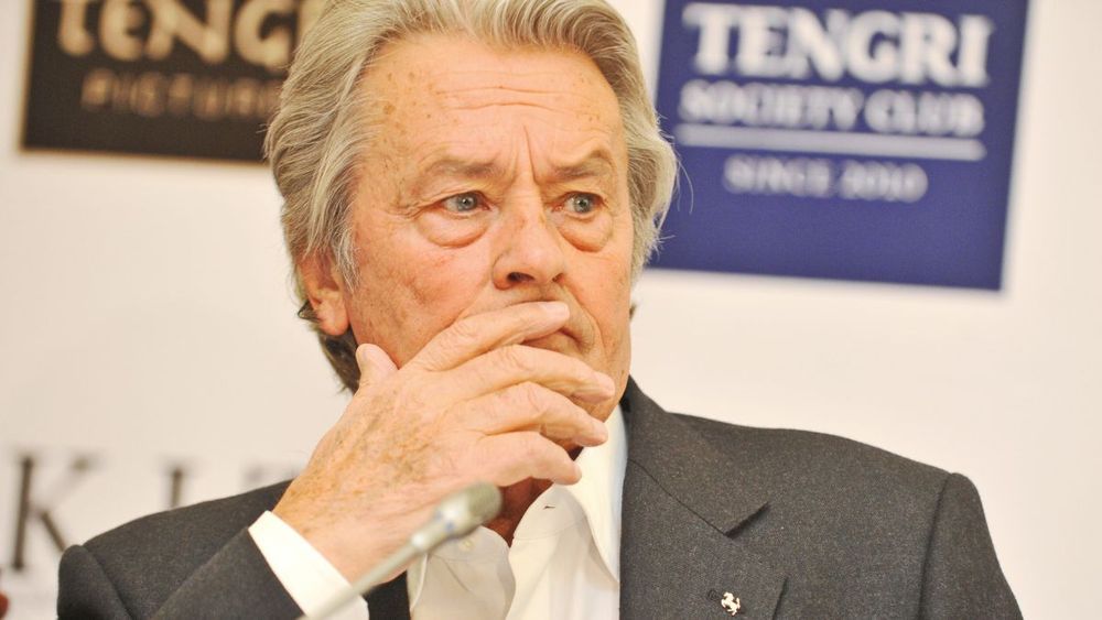 Alain Delon : une ancienne employée de l'acteur sort du silence, "C'était infernale"