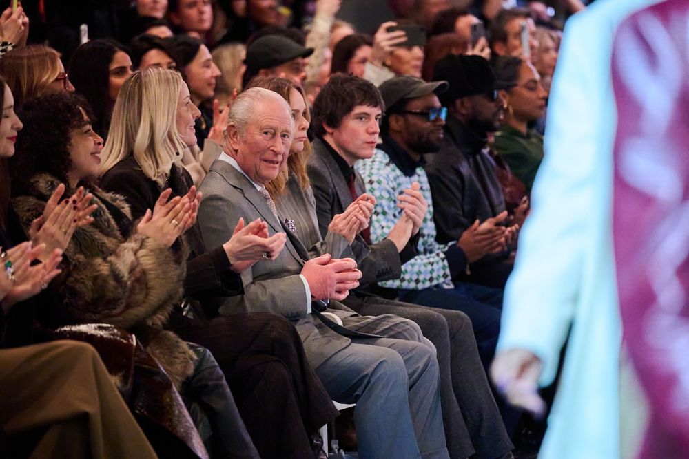 Et soudain, le roi Charles fait une apparition surprise à la Fashion week de Londres