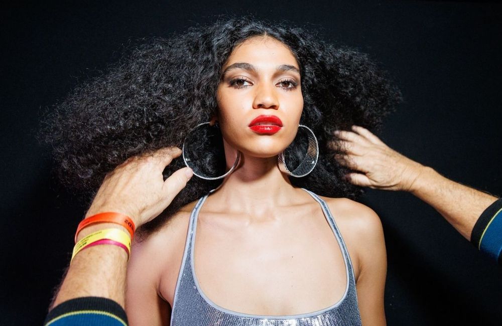 Défrisage, après-shampoing… Une étude alerte sur les produits de beauté destinés aux femmes noires et métisses