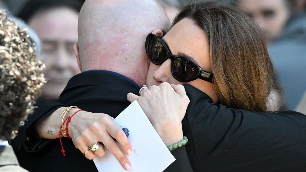 "Maman" : Laura Smet face à la tombe de Nathalie Baye, l’image déchirante qui a bouleversé ses abonnés