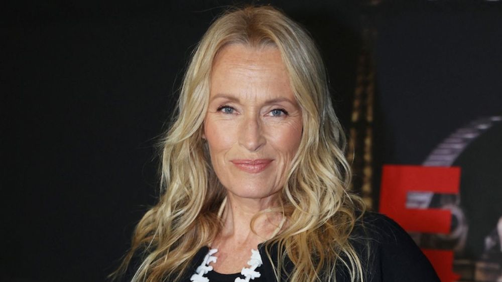 Estelle Lefébure (60 ans) en micro-bikini, elle dévoile sa chute de reins hors du commun et ses tatouages dans un cadre paradisiaque