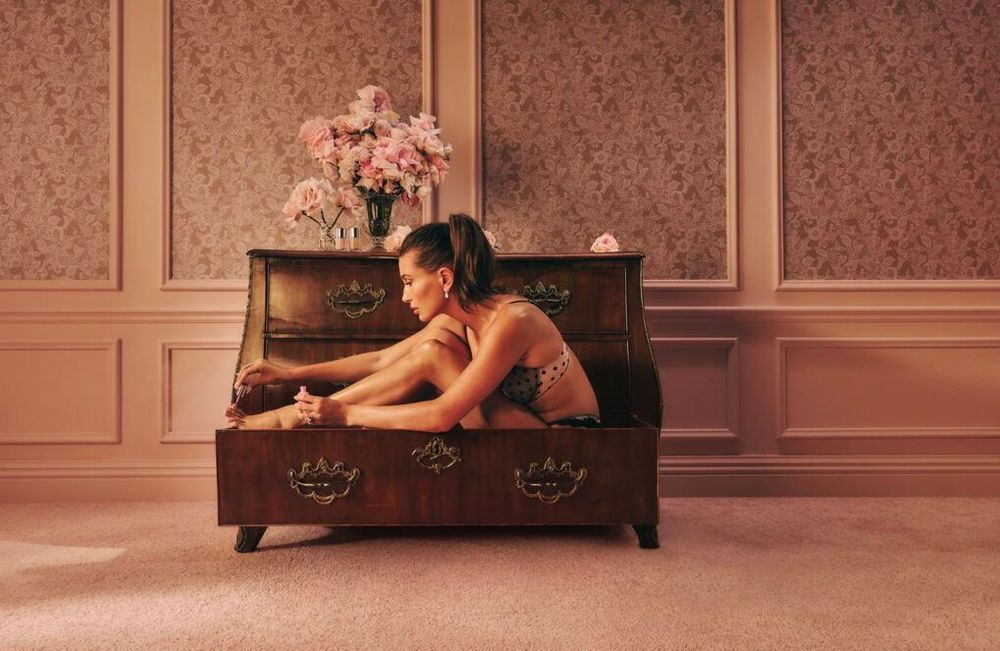 Hailey Bieber en lingerie : elle rejoue l’iconique campagne de Gisele Bündchen pour Victoria’s Secret