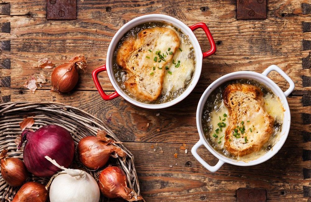 La recette de la soupe à l’oignon « so french » avec un croissant dedans