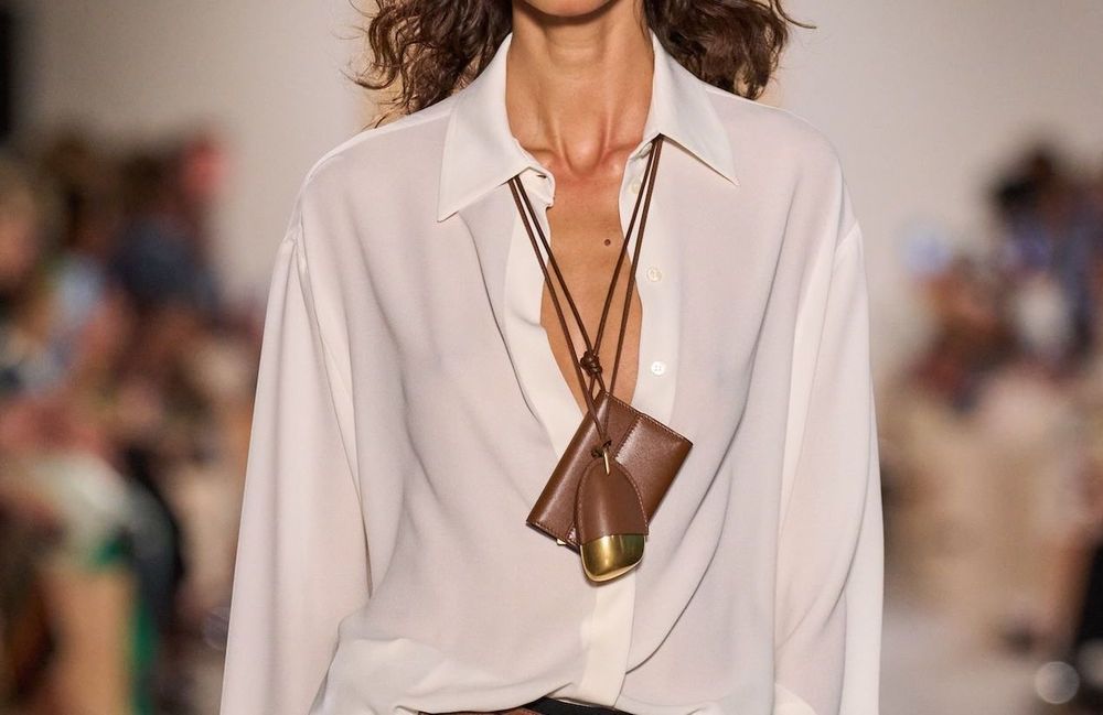 Qu’est-ce que le collier pochette qui s’impose comme l’accessoire discret qui change tout à un look minimaliste ?