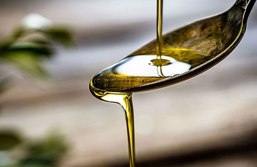 Huile d’olive + citron : quelle est cette boisson avalée sous forme de shot qui enflamme les réseaux ?
