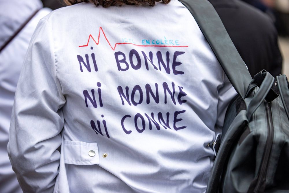 Une campagne sexiste sur le métier d’infirmier provoque la colère, les Ministères Sociaux suppriment la vidéo