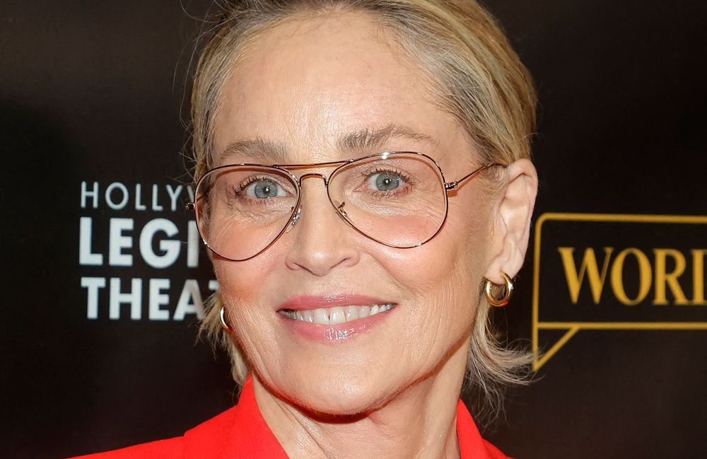 À 65 ans, Sharon Stone adopte la coupe idéale pour les femmes matures