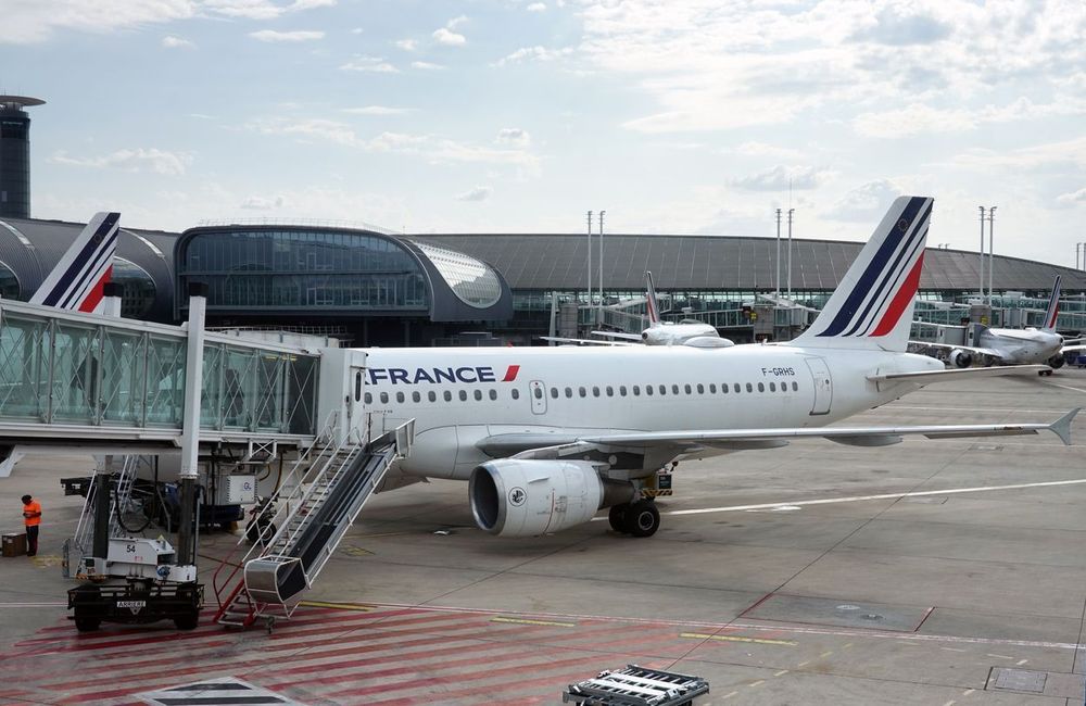 Surpris en plein vol en train de visionner des images pédopornographiques, il est arrêté et condamné en France