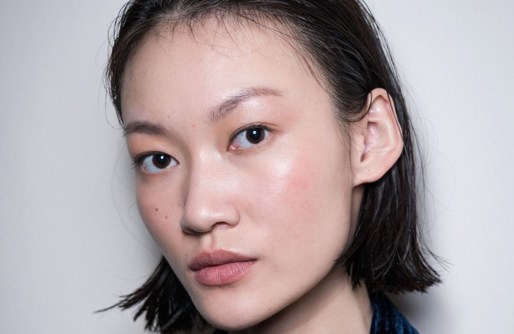 Peut-on associer acide hyaluronique et rétinol dans sa routine skincare ? Des dermatologues font le point