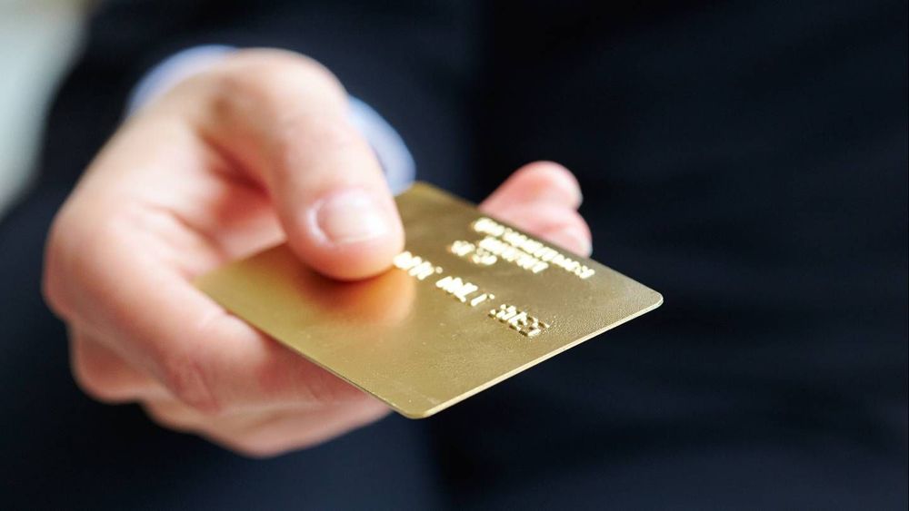 Banque en ligne : gagnez-vous assez pour rester éligible à cette carte Gold gratuite ?