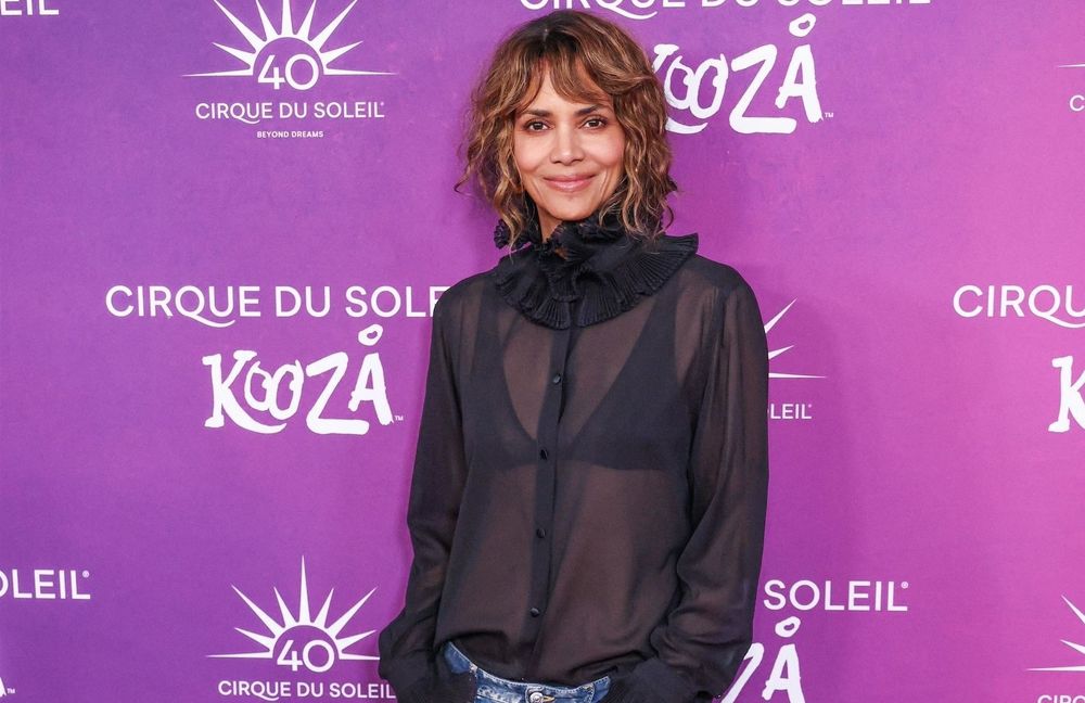 22 ans plus tard, Halle Berry défile pour Elie Saab dans sa robe mythique portée lors des Oscars