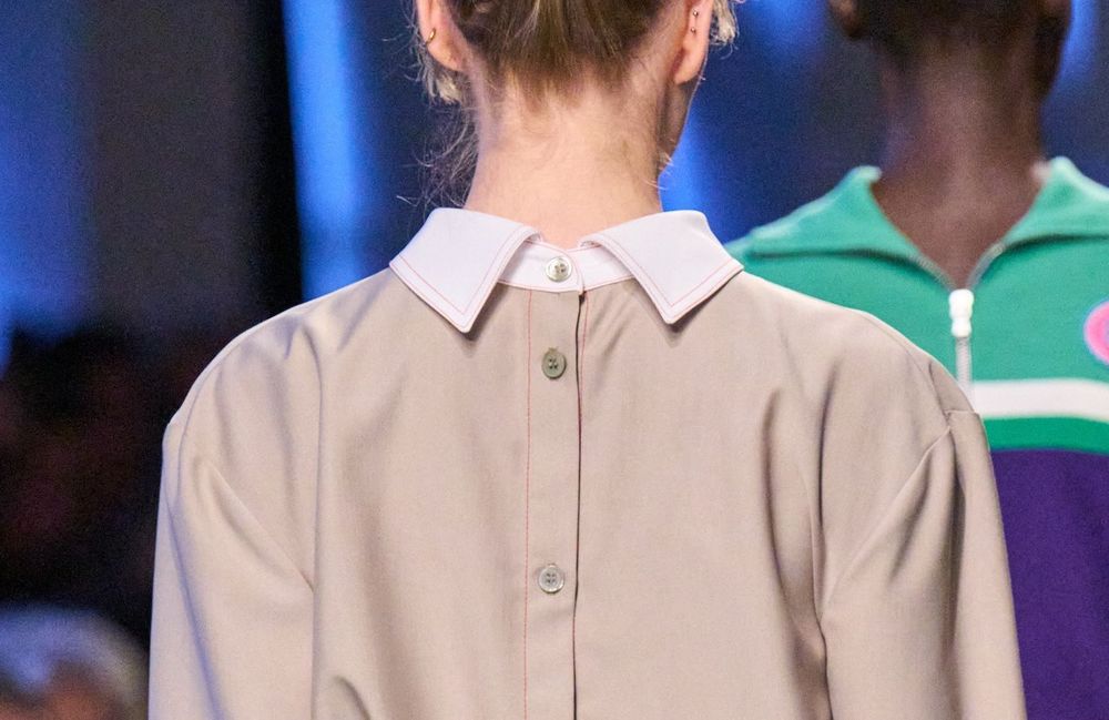 Porter sa chemise à l’envers, le nouveau geste stylistique qui twiste notre allure ce printemps