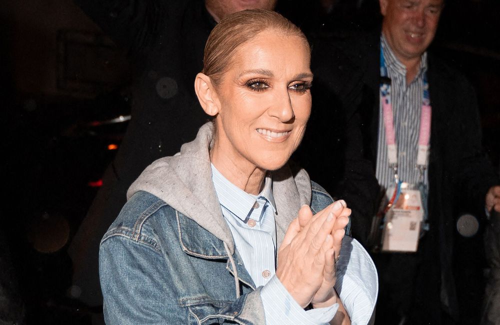 Céline Dion : à Paris, elle adopte le jean blanc comme une Parisienne