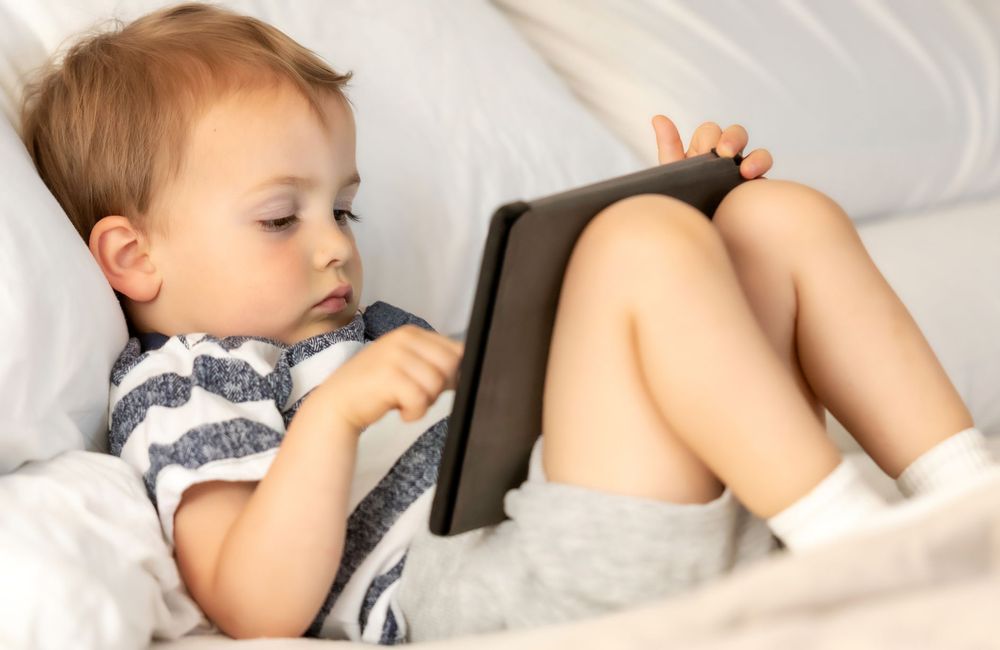 À la crèche ou chez l’assistante maternelle, l’exposition des enfants aux écrans bientôt interdite ?