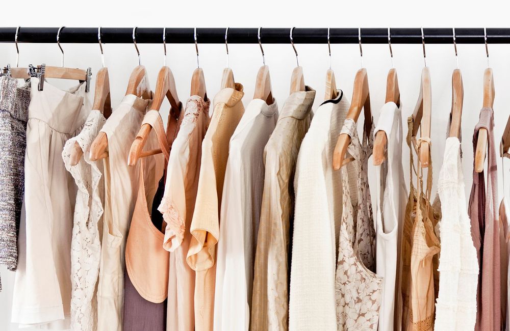 La technique du cintre inversé, l’astuce simplissime et ultra-efficace pour un dressing désencombré