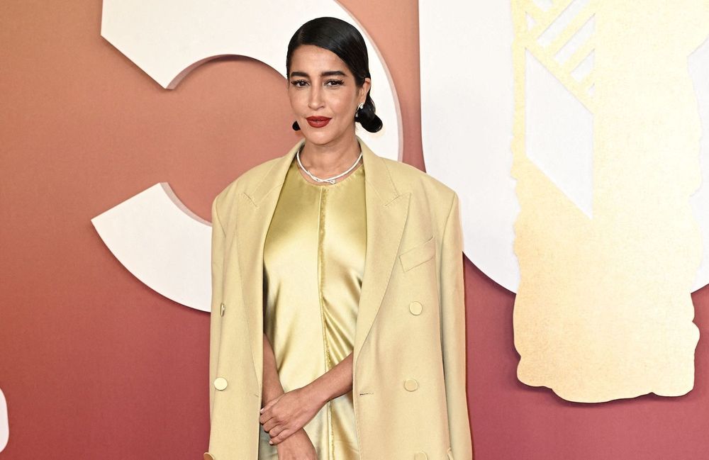 En total look jaune, Leïla Bekhti rayonne sur le tapis rouge des César 2025