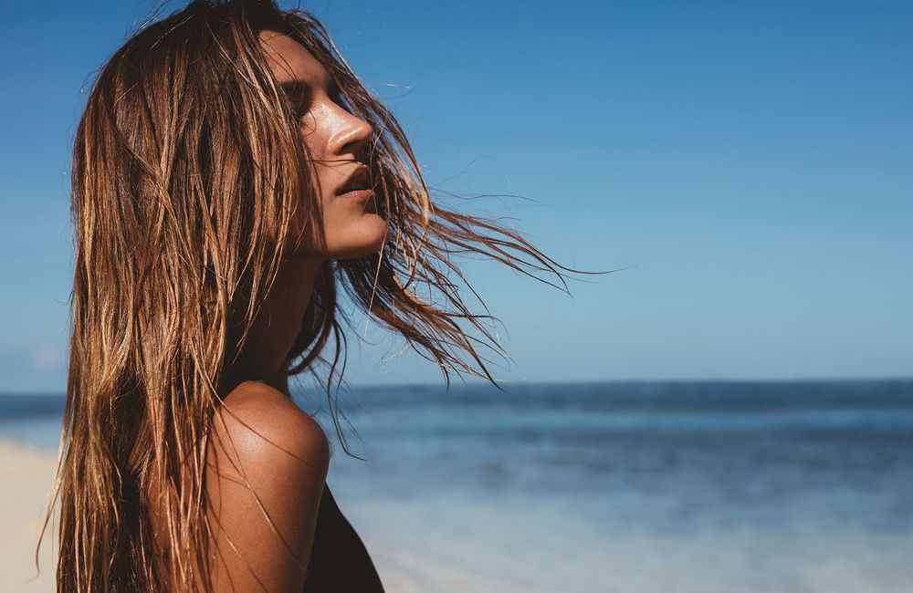 Mer, piscine… l'astuce toute simple pour protéger ses cheveux