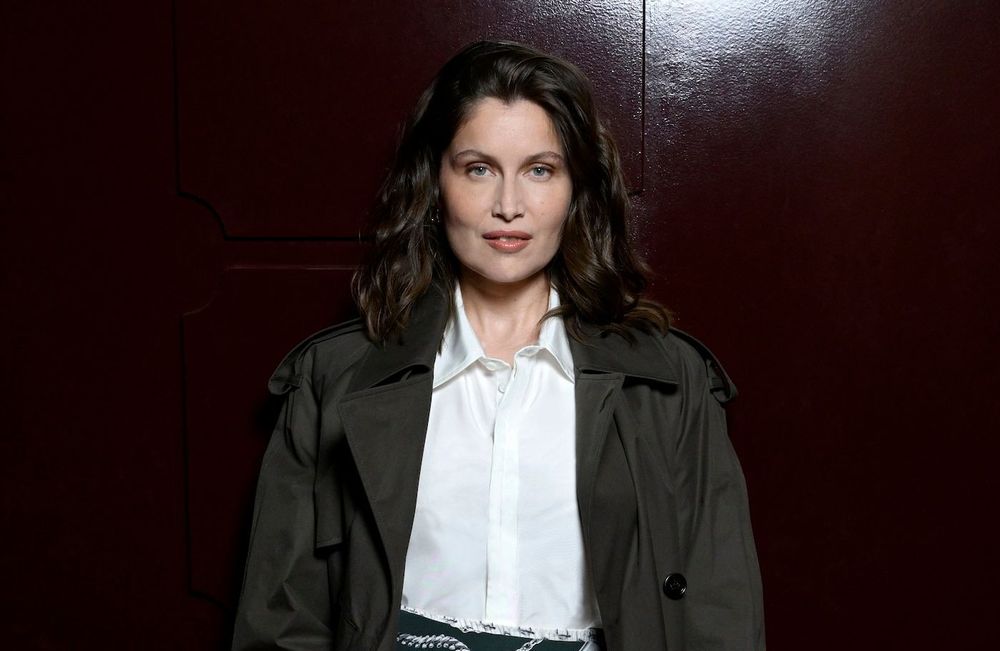 En short d'aérobic et long trench-coat, Laetitia Casta mise sur la tendance de l'ultra-court