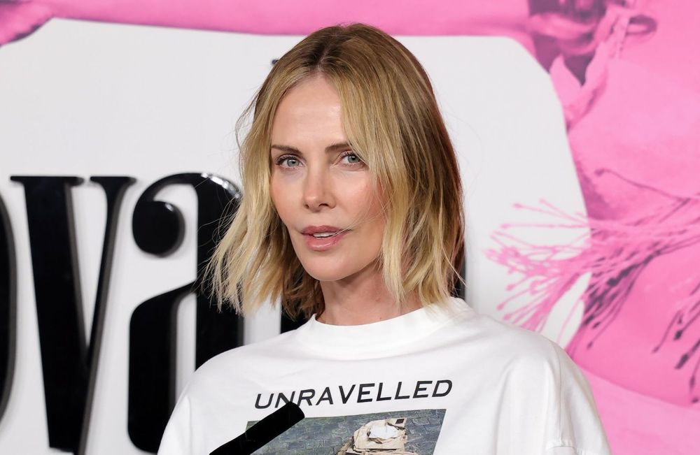 Charlize Theron revient sur la nuit où sa mère a tiré sur son père pour la protéger : « Elle m'a sauvé la vie »