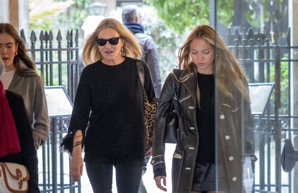 Tout en noir, Lila et Kate Moss matchent leurs outfits à la Fashion Week