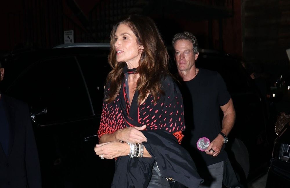 Cindy Crawford : on copie sa façon de porter le foulard
