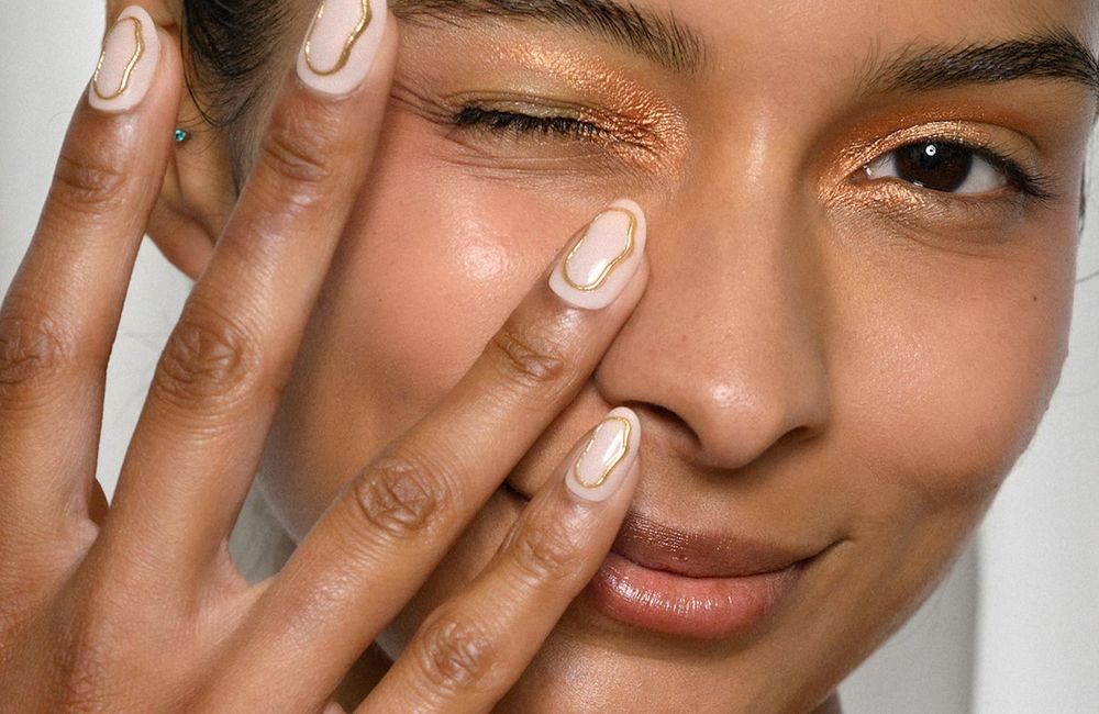 Ce détail minimaliste à ajouter sur vos ongles pour twister votre manucure pour Noël