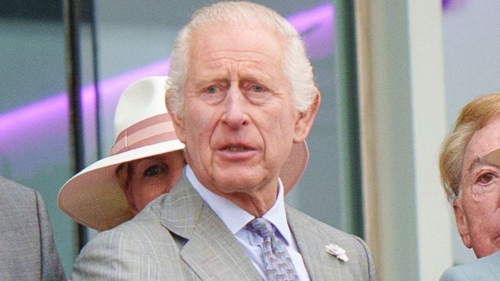 Charles III charme une célèbre actrice française, elle balance : "Il se penche vers moi et…