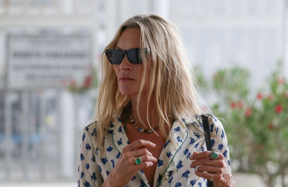 À Venise, Kate Moss transforme la chemise de nuit en look de jour