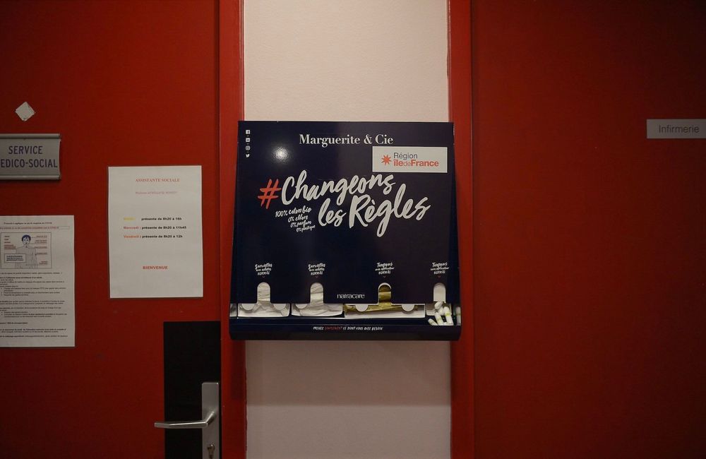 Cette initiative inédite dans des collèges pour distribuer des protections périodiques gratuites