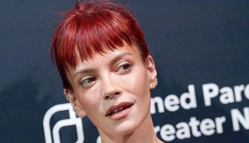 Lily Allen (40 ans) sans soutif et en collants échancrés, sa première sortie post-séparation fait déjà jaser