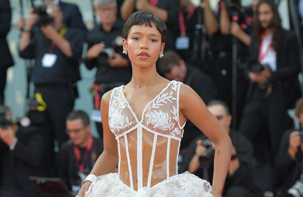 Taylor Russell : sa robe Chanel originellement portée par Claudia Schiffer en 1993 illumine la Mostra de Venise