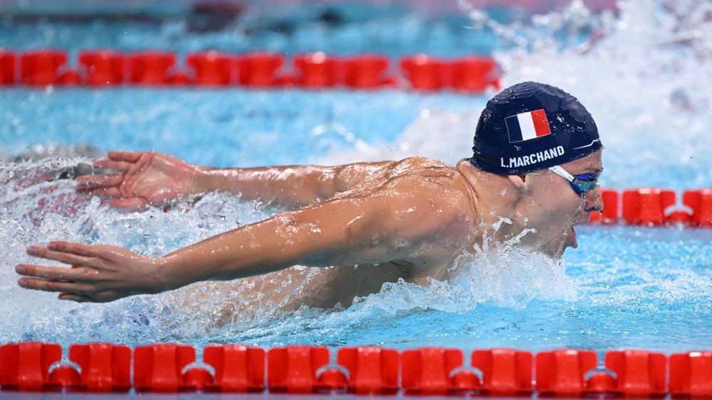 "Ça m'aidait beaucoup" : Léon Marchand explique comment il a soudainement distancé son adversaire sur le 200m papillon !