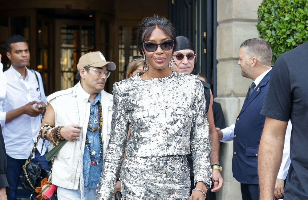 Naomi Campbell bouscule son tailleur Chanel Haute Couture avec des baskets étonnantes
