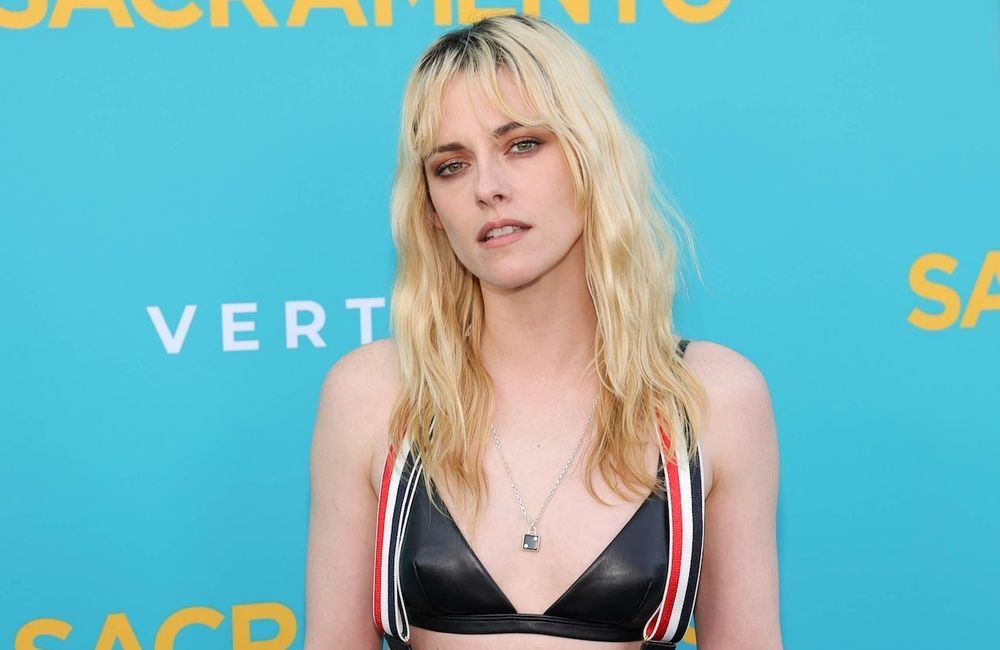 Brassière en cuir, bretelles colorées : Kristen Stewart redéfinit le style sur tapis rouge