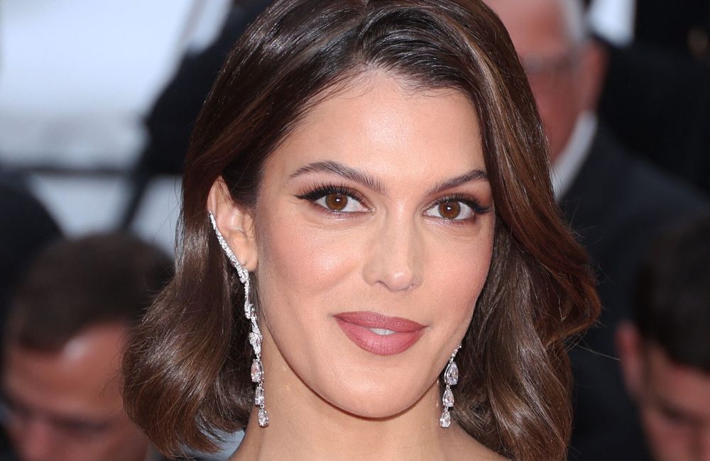 Iris Mittenaere : cet objet belle peau qu’elle utilise avant chaque événement
