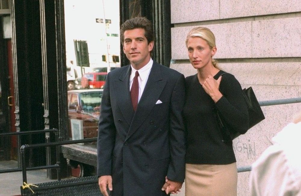 Looks de Carolyn Bessette : pourquoi le styliste de la série de Ryan Murphy a été remercié ?