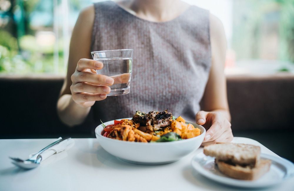 Ballonnements et digestion : faut-il vraiment arrêter les boissons froides à table ?