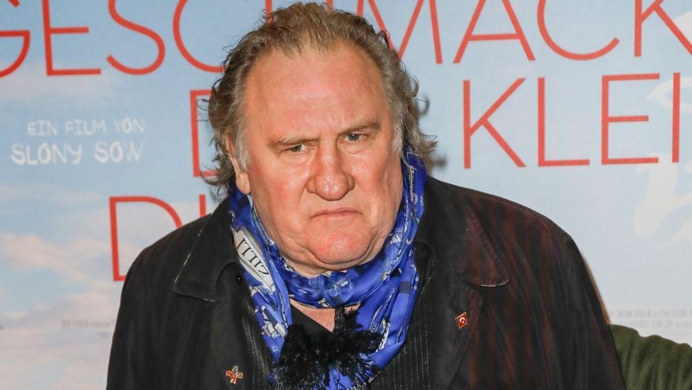 “Gérard nous met dehors” : Hélène Bizot en “détresse”, l’ex de Depardieu bientôt à la rue avec son fils